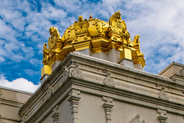 Obraz premium buddha statue in temple