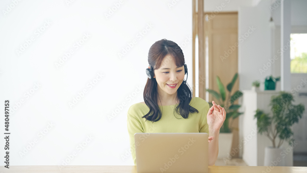 Poster ビデオ通話で話す女性　web会議　リモートワーク