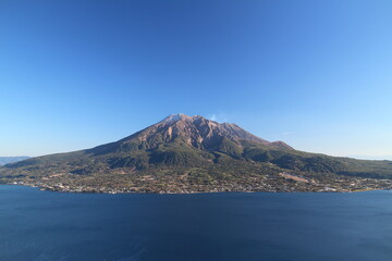 晴の日の海に浮かぶ桜島