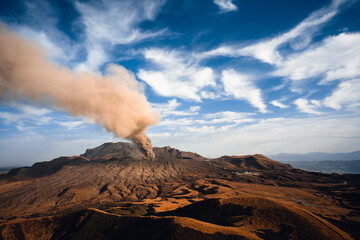阿蘇山と噴煙