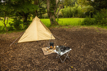 森の中でキャンプ　Camping outdoors in the woods  © norikko
