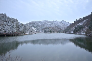 Naklejka premium lake in the snow mountains