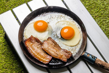 手作りベーコン　Bake homemade bacon outdoors 