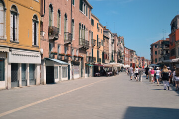 Fototapeta na wymiar old italian street in Venice. historic view and architecture, summer day