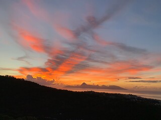 Coucher de soleil dégradé orange sur la montagne d’une île du pacifique 