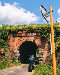 オートバイとレンガ造りの架道橋