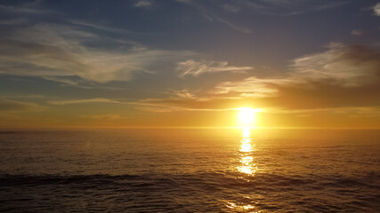 Obraz premium Golden sunset over the ocean taken from Clifton Fourth Beach, Cape Town, South Africa