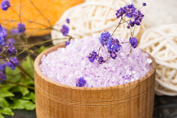 Obraz na płótnie Canvas lavender bath salt in a wooden jar, close-up