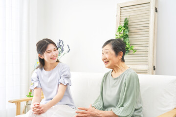 祖母と孫　会話　リビング