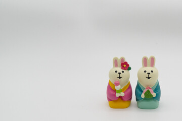 お団子を愉しむ人形のグラフィック素材。