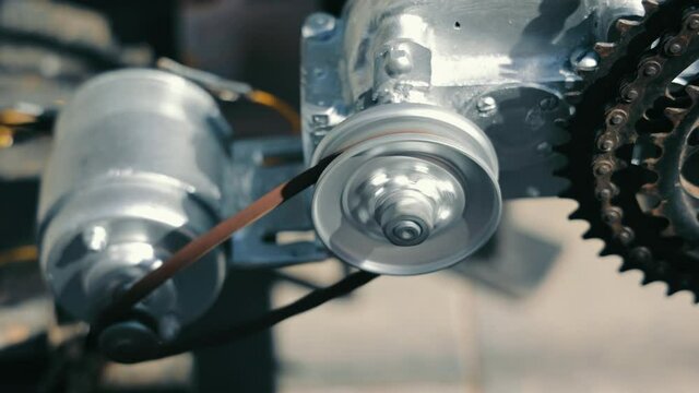 operation of a primitive homemade engine with torque transmission using a homemade pulley.