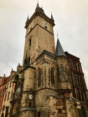 Fototapeta premium Prager Rathaus mit Rathausuhr in Prag / Praha Altstadt (Tschechien)