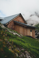 Fototapeta na wymiar Kleine Hütte in den Bergen Alpen 