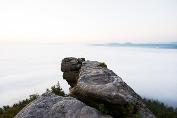 Sandstein Felsen in der S&auml;chsischen Schweiz zum Sonnenaufgang 