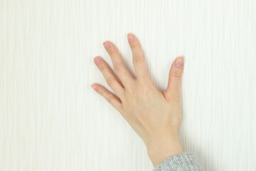 壁に手を触れる　静電気　放電　イメージ