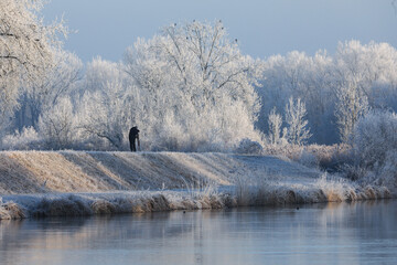 Vogelbeobachter am Lech in einer winterlichen Kulisse mit viel Raureif im Winter bei Ostendorf,...