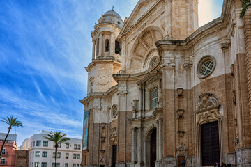Fototapeta na wymiar Catedral de la Santa Cruz sobre el mar y sus detalles en Cádiz, España