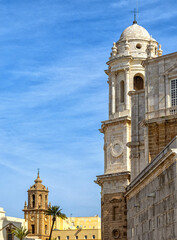Fototapeta premium Catedral de la Santa Cruz sobre el Mar en Cádiz, España 