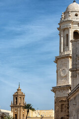 Catedral de la Santa Cruz sobre el Mar en Cádiz, España	