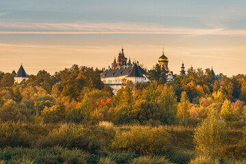 Fototapeta na wymiar Autumn sunset over Savvino-Storozhevskiy Monastyr' (Convent)