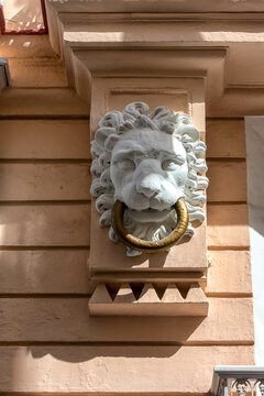 Ornamento de cabeza de león en edificio de Cádiz