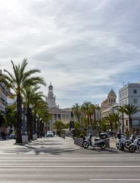 Vista de la Plaza de San Juan de Dios con el Ayuntamiento y estatua a Moret en C&aacute;diz