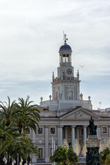 Vista de la Plaza de San Juan de Dios con el Ayuntamiento y estatua a Moret en Cádiz