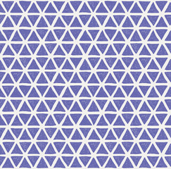 Naadloos patroon van getekende Very peri-driehoeken op de achtergrond van een wolkdanser. Voor stof, schetsboek, behang, inpakpapier.