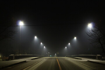 靄の夜、橋の上で
