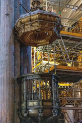 Detalle Baldaquino en el altar mayor de la Catedral de Santiago de Compostela, España © josemad