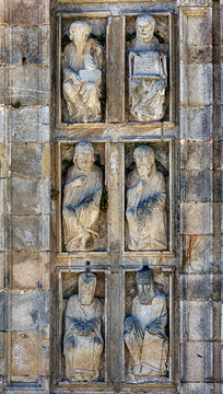 Puerta Santa de la Catedral de Santiago de Compostela en la plaza de Quintana, Galicia, España
