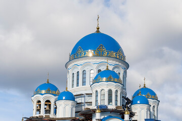 Obraz premium Orthodox Church in Russia Siberia. Gray sky.