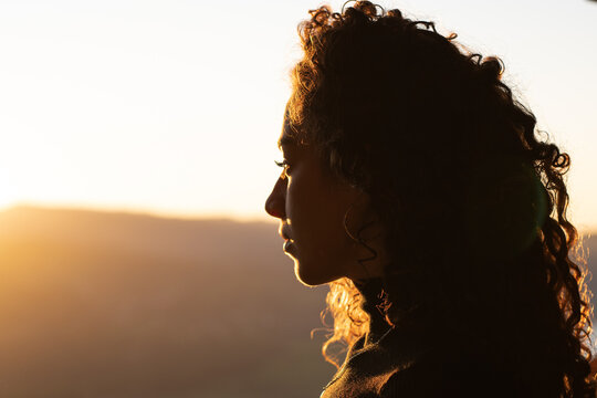 chica al atardecer