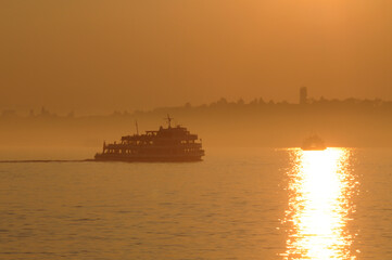 Schiff auf dem Bodensee bei Sonnenuntergang