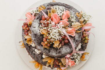 Vista de cima de um lindo bolo com massa macia e ornamentado com frutas e para comemorações e eventos especiais - obrazy, fototapety, plakaty