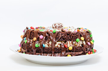 Lindo Bolo com massa macia e ornamentado com balas coloridas e ovos de páscoa para comemorações e eventos especiais