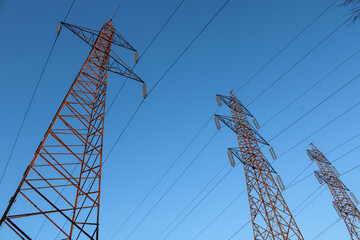 Tralicci e cavi alta tensione con sfondo cielo azzurro