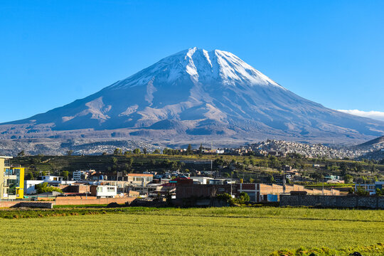 Volc&aacute;n Misti y su campi&ntilde;a arequipe&ntilde;a Arequipa Per&uacute;