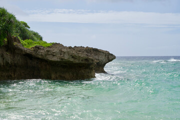 Naklejka premium The rock cape and wave of ocean.