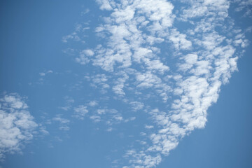 いろんな形の雲と青空