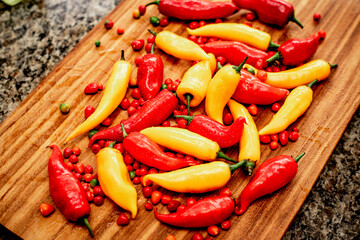 Pimentas espalhadas pela tábua