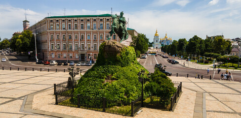 Fototapeta premium Monument to Bohdan Khmelnitsky in Kiev - a monument to the Hetman of Ukraine