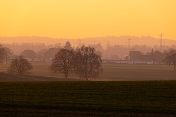 abendstimmung im winter mit eisenbahn und stromleitung
