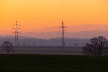 hochspannungsleitung bei abendrot richtung jura schweiz