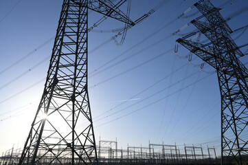 Hochspannungsfreileitung vor sommerlichem Himmel bei Leverkusen, Deutschland