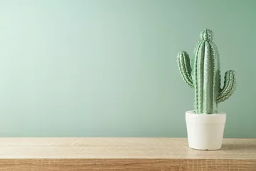 Foto op Canvas Lege houten plank met cactus over groene achtergrond. Keukenmodel voor ontwerp © maglara