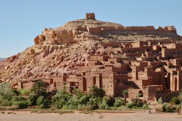 Paese in pietra nel pieno deserto del Marocco.