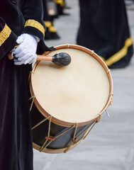 Primer plano tambor banda musical de una cofradía durante la semana santa de Valladolid, España