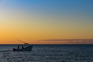 Pesca ribereña en la costa esmeralda al atardecer