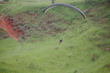 O parapente é semelhante a um paraquedas, pois também tem uma estrutura flexível e o utilizador...